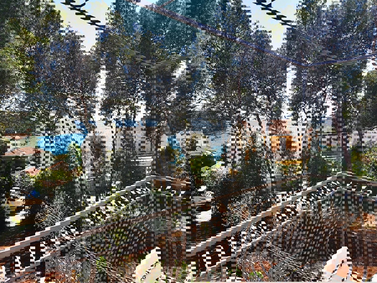 Rovigno, posizione privilegiata, condominio a 100 metri dalla spiaggia