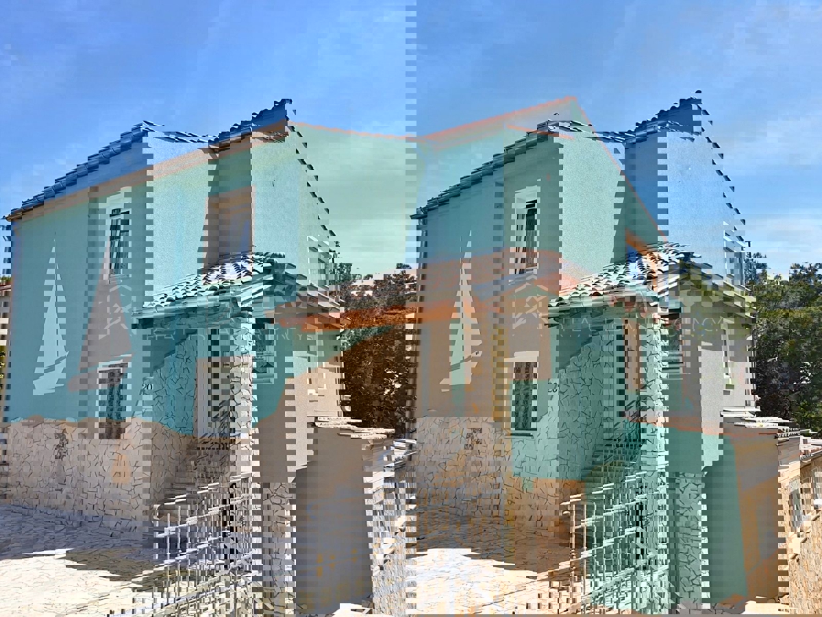 Rovigno, posizione privilegiata, condominio a 100 metri dalla spiaggia