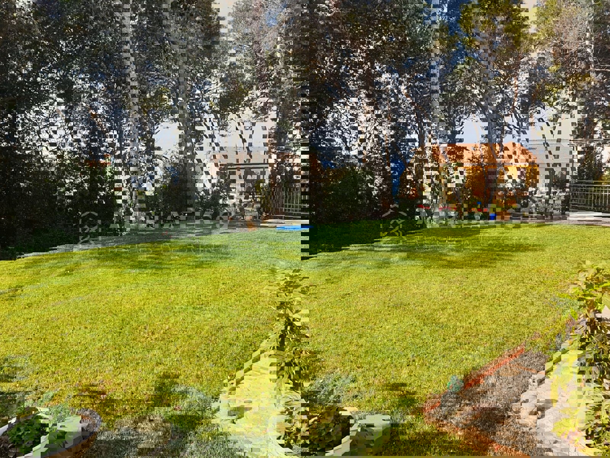 Rovigno, posizione privilegiata, condominio a 100 metri dalla spiaggia