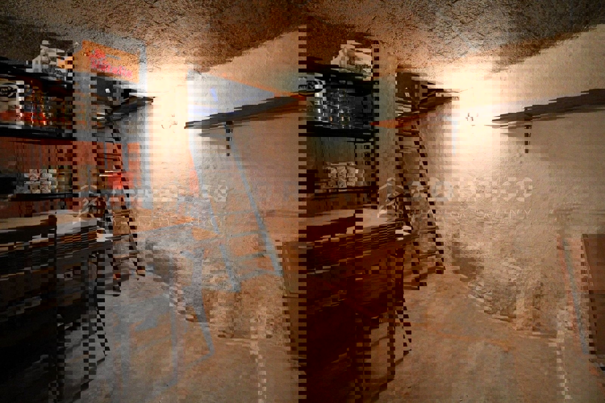 Kanfanar, casa in pietra nel centro del paese