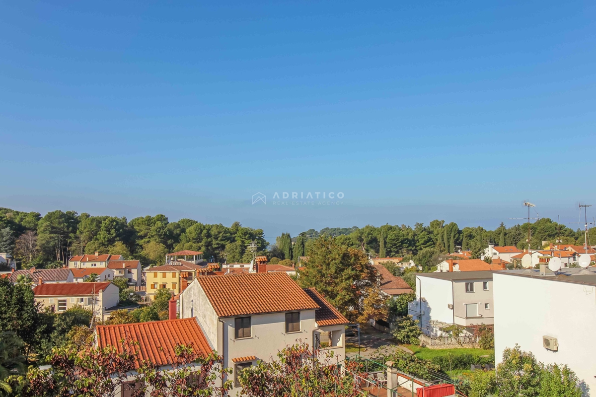 POREČ Posizione esclusiva, appartamento con vista mare