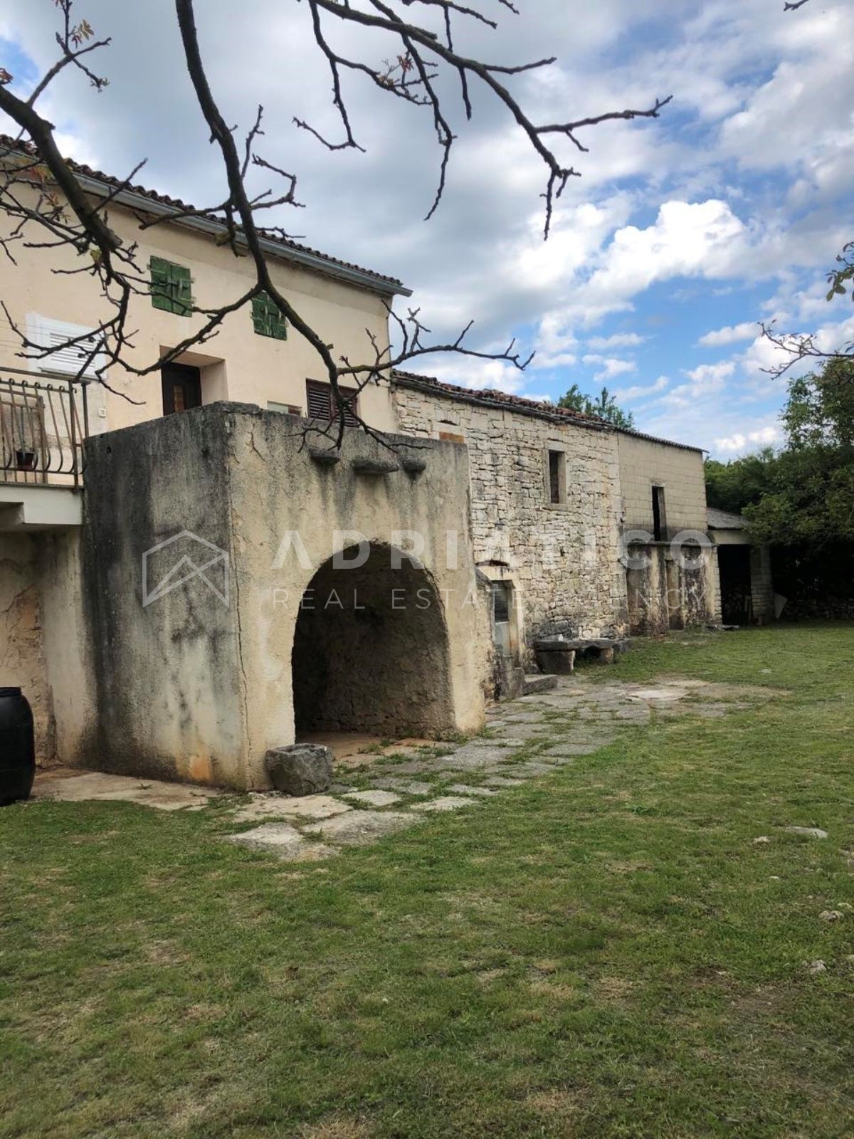 Canfanaro, appartamento abitabile e casa in pietra da adattare