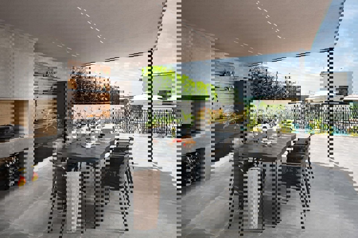 Orsera, dintorni, bella villa con piscina in una posizione tranquilla