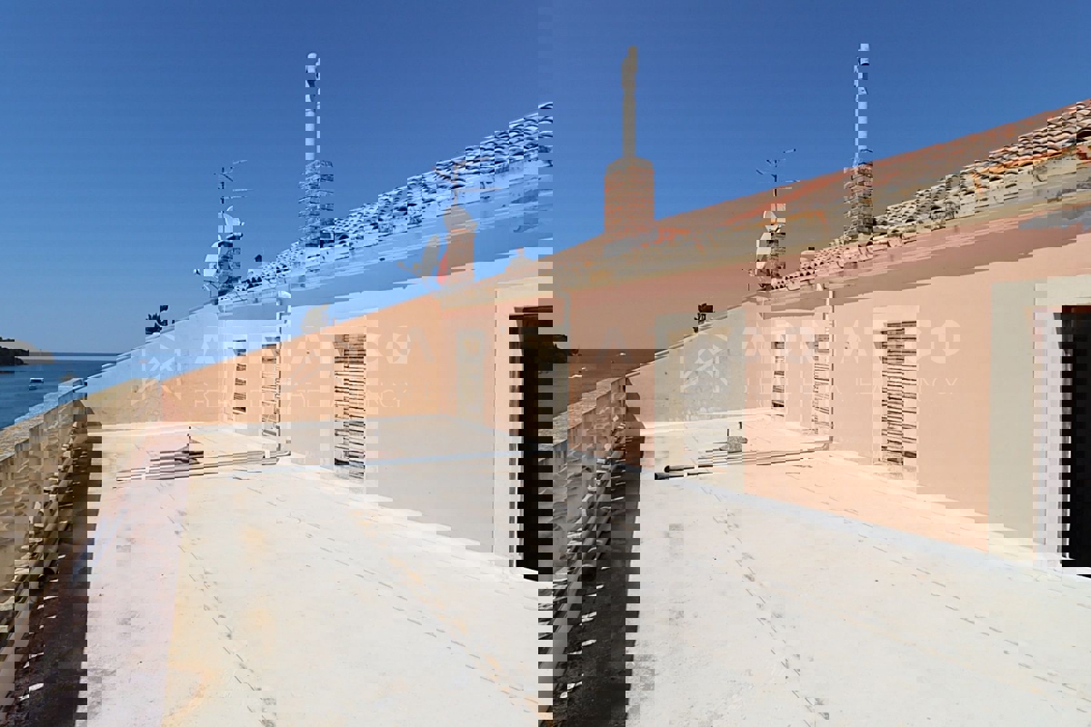 Rovigno, bilocale in centro, prima fila al mare