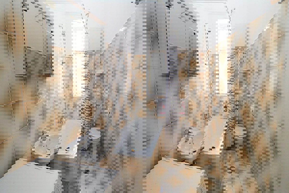 Rovigno, bilocale in centro, prima fila al mare