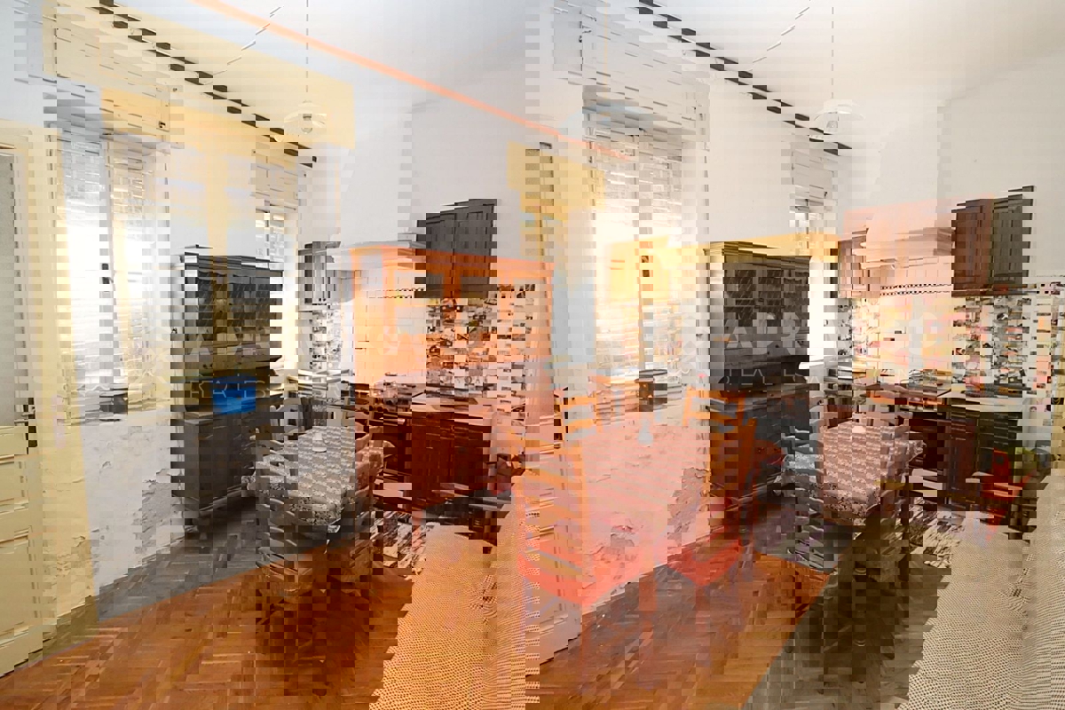 Rovigno, bilocale in centro, prima fila al mare