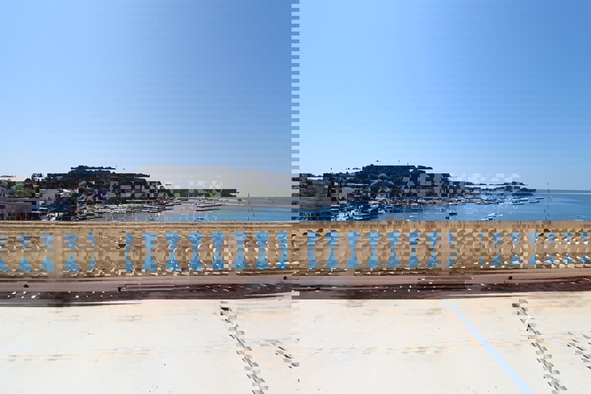 Rovigno, bilocale in centro, prima fila al mare