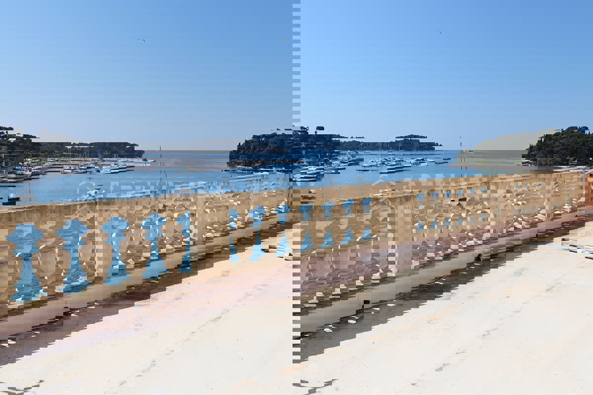 Rovigno, bilocale in centro, prima fila al mare