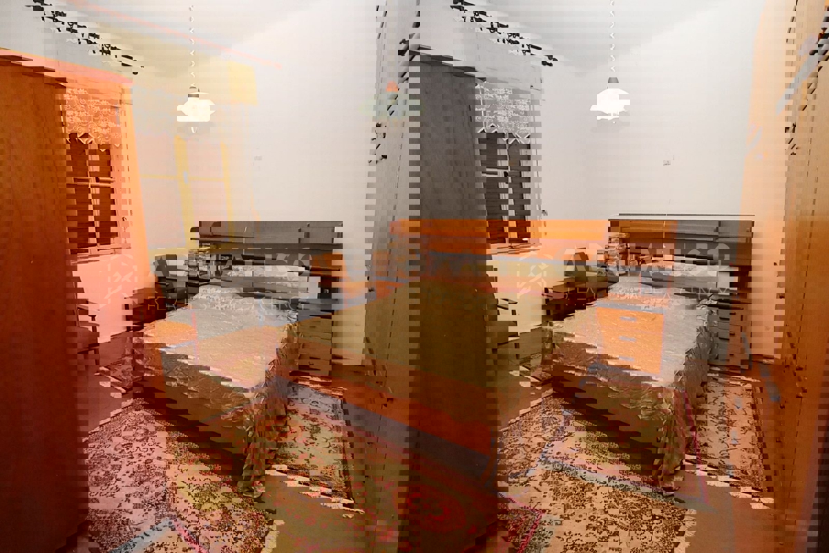 Rovigno, bilocale in centro, prima fila al mare