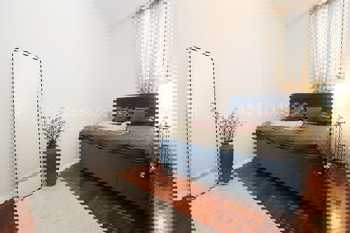 Rovigno, luminoso appartamento monolocale e posto auto in garage