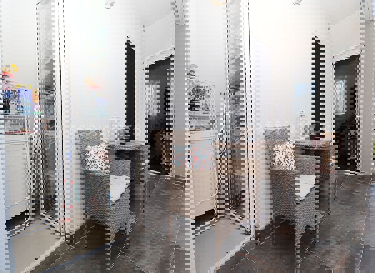 Rovigno, luminoso appartamento monolocale e posto auto in garage