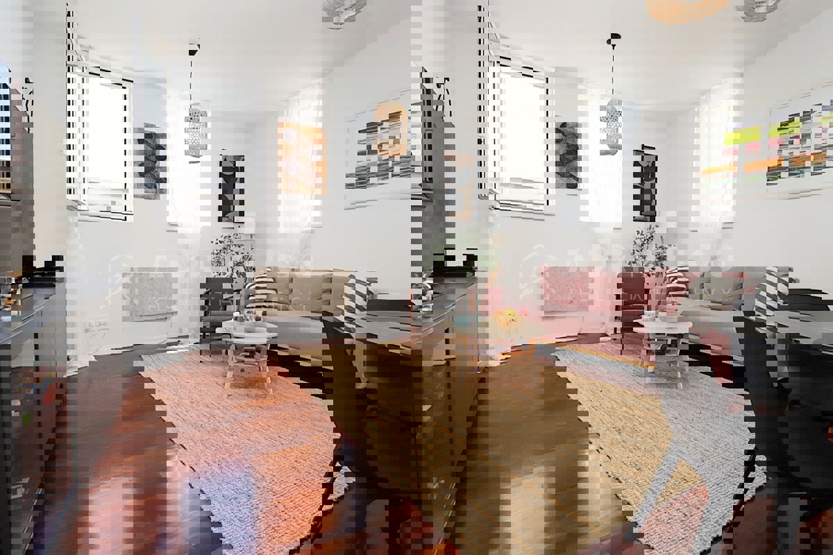 Rovigno, luminoso appartamento monolocale e posto auto in garage