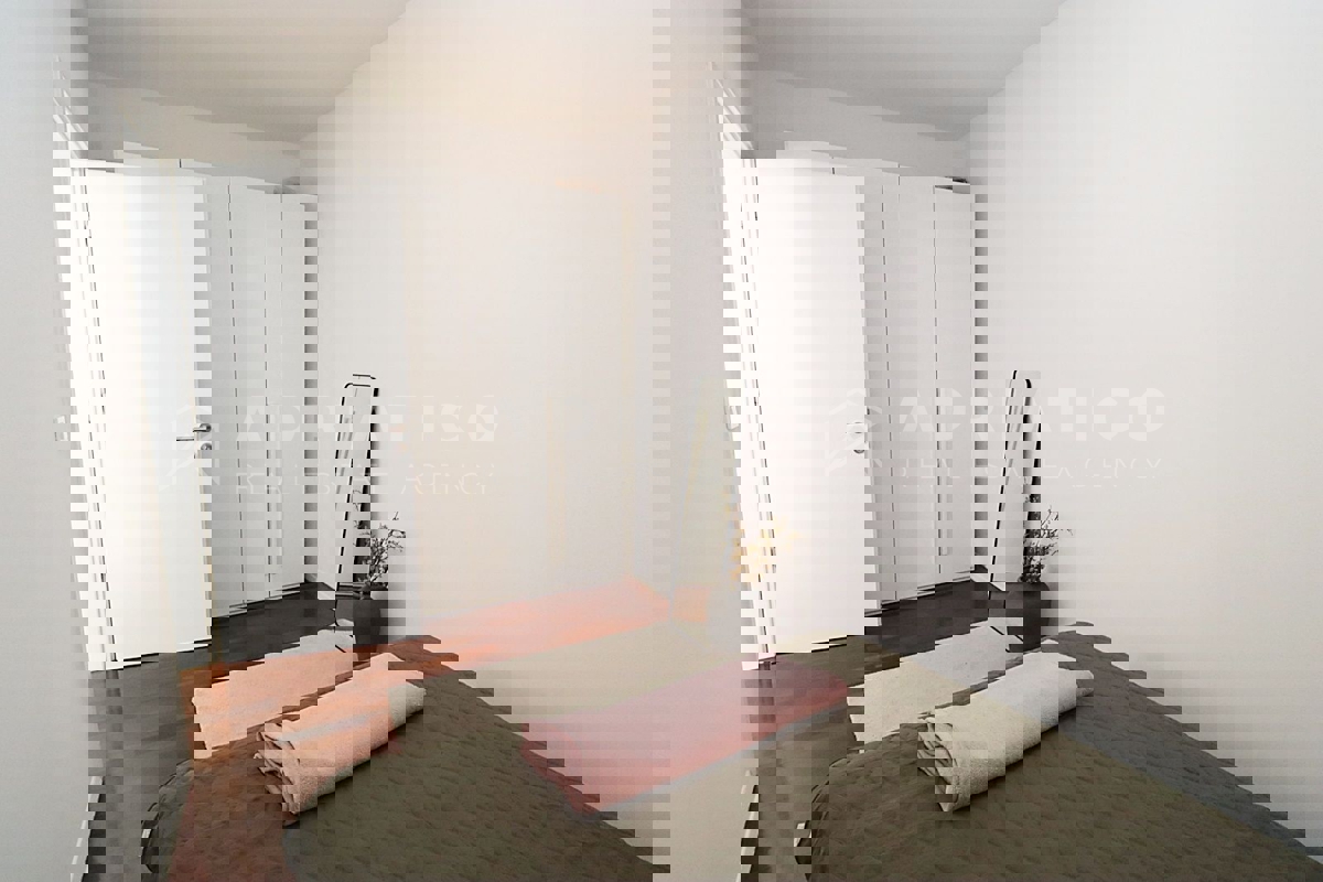 Rovigno, luminoso appartamento monolocale e posto auto in garage