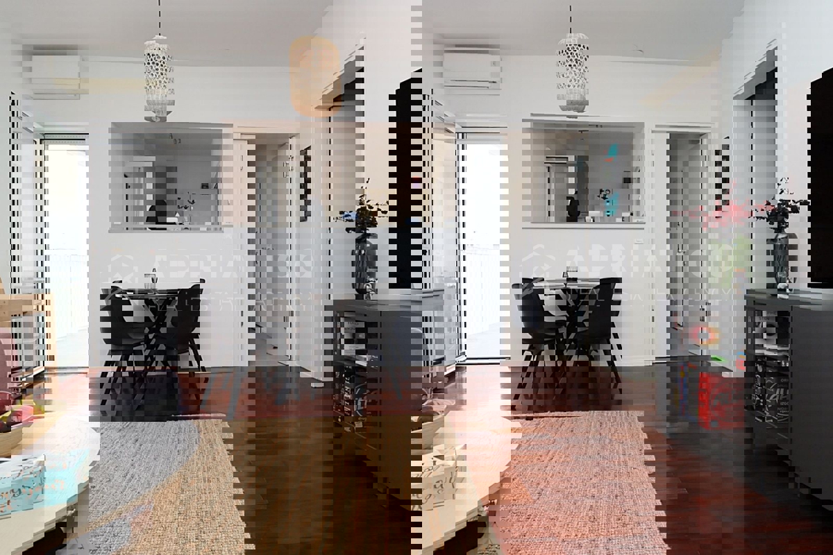 Rovigno, luminoso appartamento monolocale e posto auto in garage