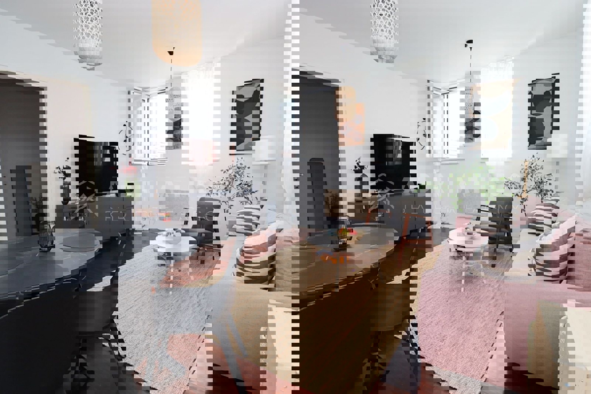 Rovigno, luminoso appartamento monolocale e posto auto in garage