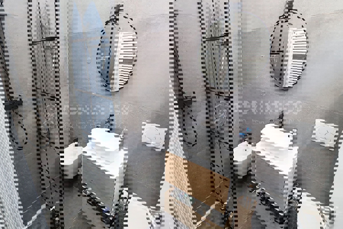 Rovigno, luminoso appartamento monolocale e posto auto in garage