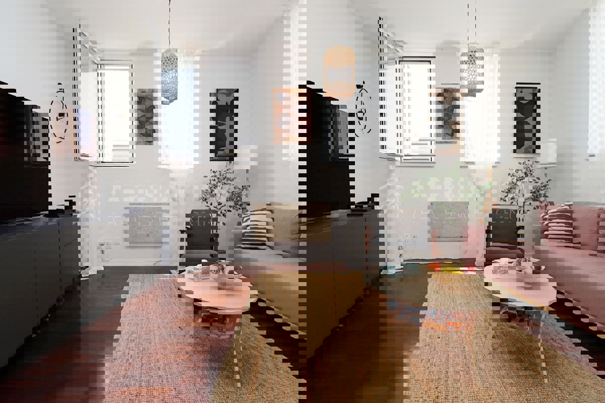 Rovigno, luminoso appartamento monolocale e posto auto in garage