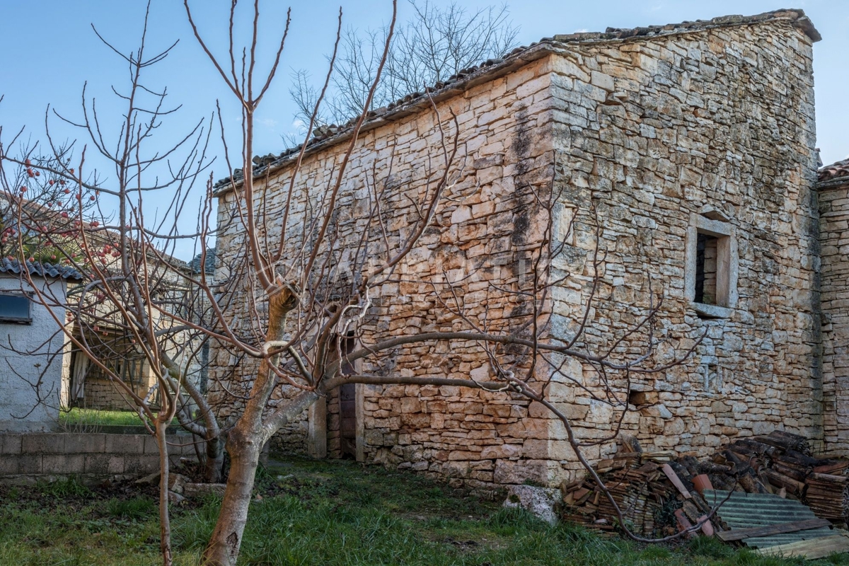 Canfanaro, dintorni, complesso di case in pietra in una posizione tranquilla