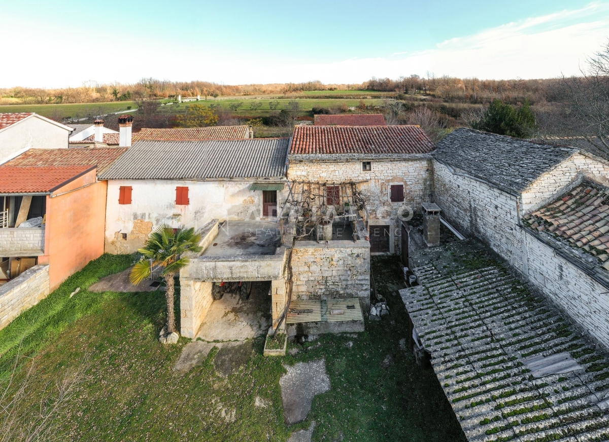 Canfanaro, dintorni, complesso di case in pietra in una posizione tranquilla