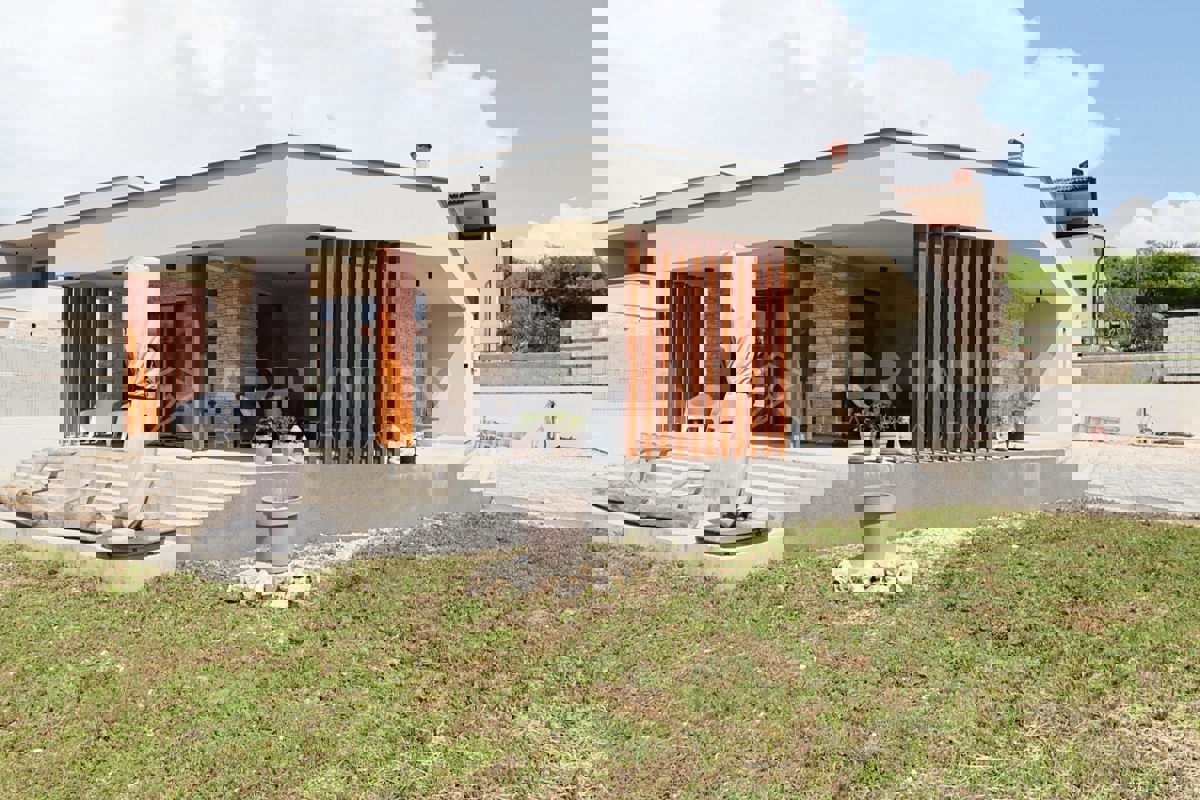 Rovigno, dintorni, casa familiare con ampio cortile