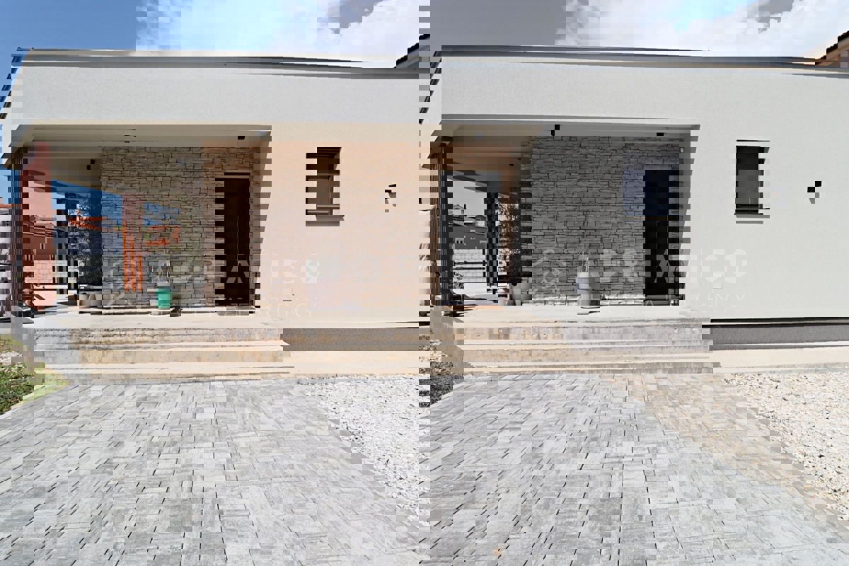 Rovigno, dintorni, casa familiare con ampio cortile