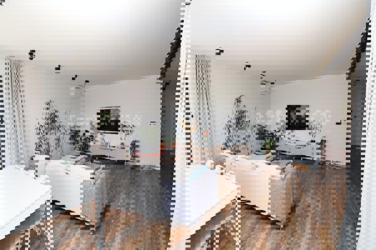 Rovigno, dintorni, casa familiare con ampio cortile