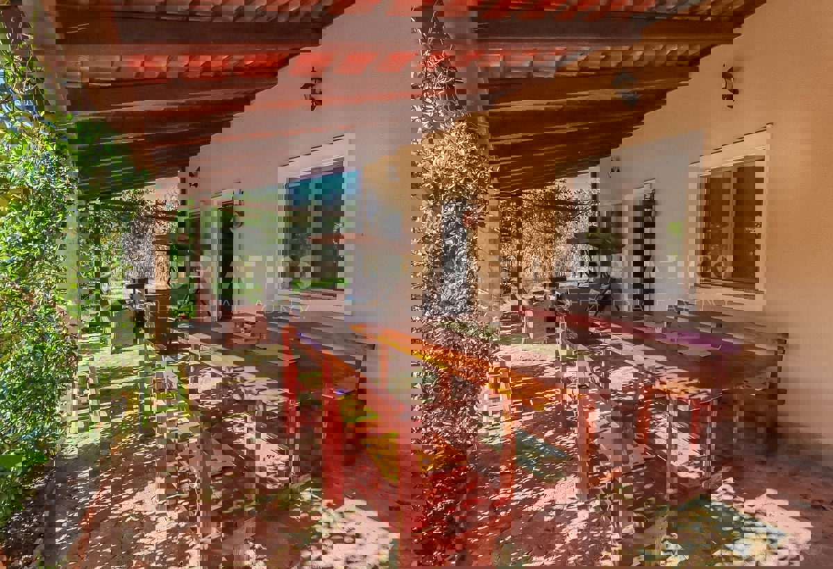 Rovigno, casa a un piano con ampio terreno, a 500 metri dal mare