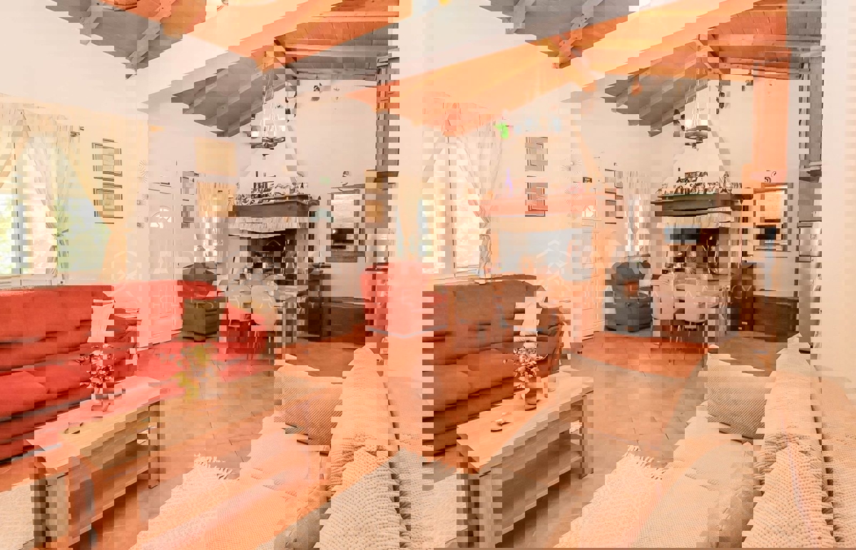 Rovigno, casa a un piano con ampio terreno, a 500 metri dal mare