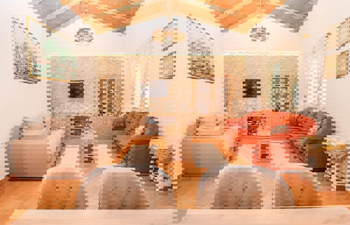 Rovigno, casa a un piano con ampio terreno, a 500 metri dal mare