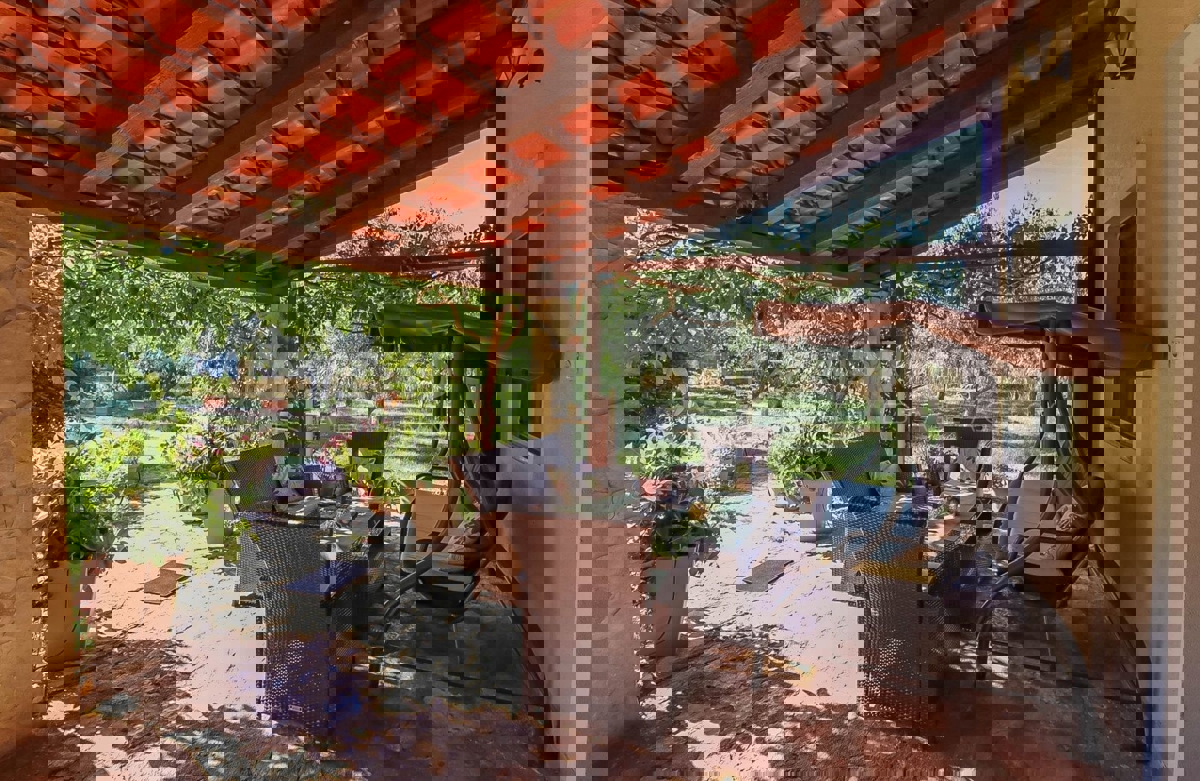 Rovigno, casa a un piano con ampio terreno, a 500 metri dal mare