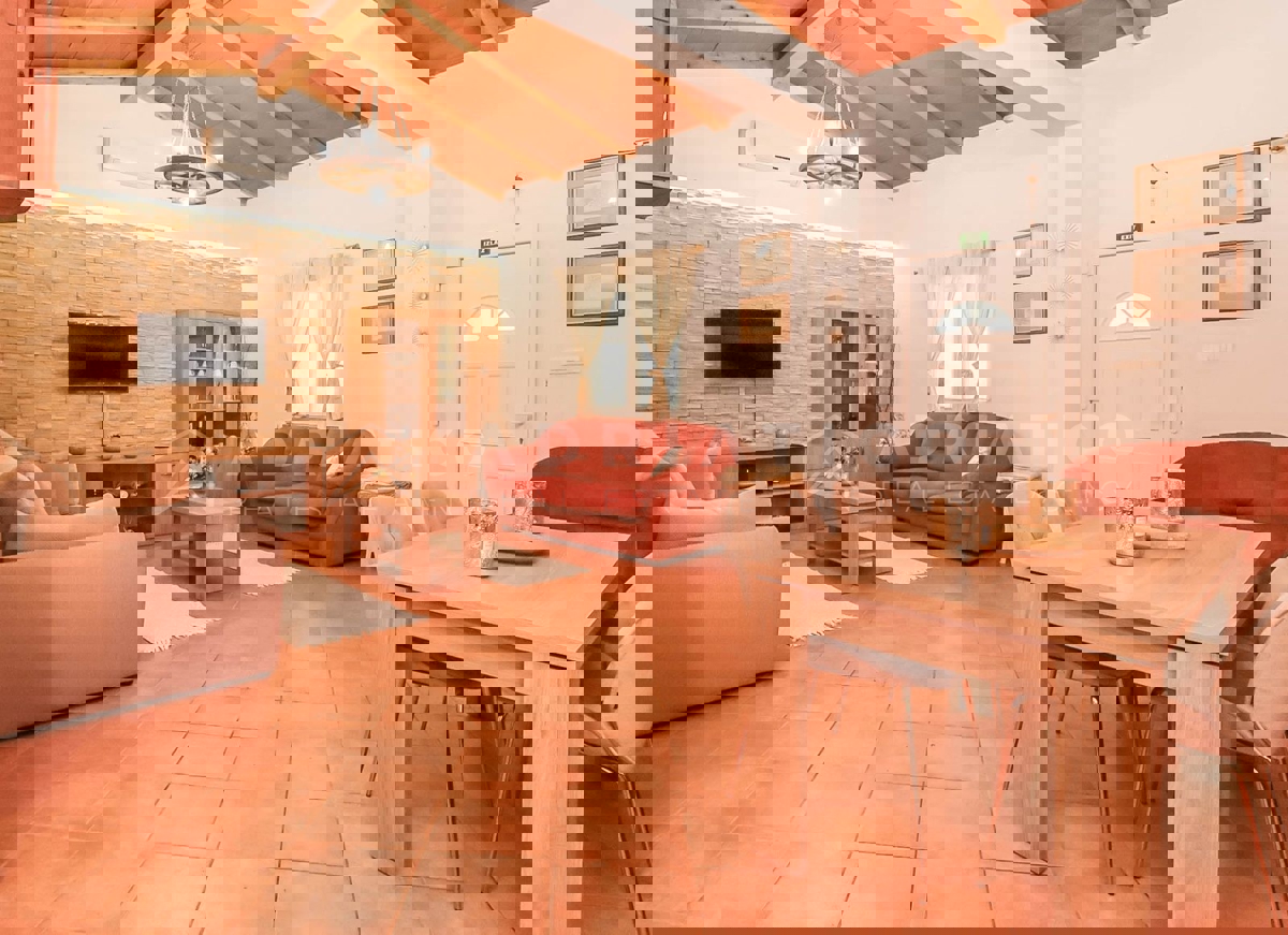 Rovigno, casa a un piano con ampio terreno, a 500 metri dal mare