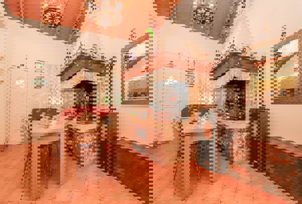 Rovigno, casa a un piano con ampio terreno, a 500 metri dal mare