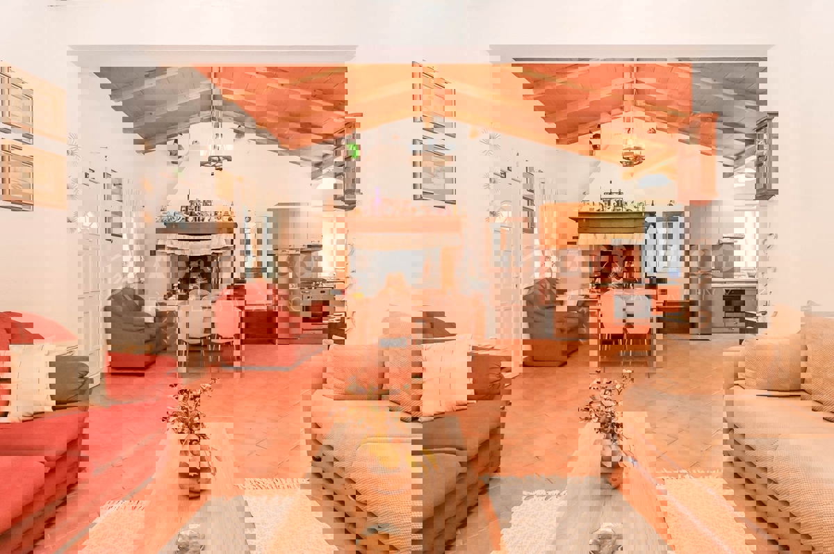 Rovigno, casa a un piano con ampio terreno, a 500 metri dal mare