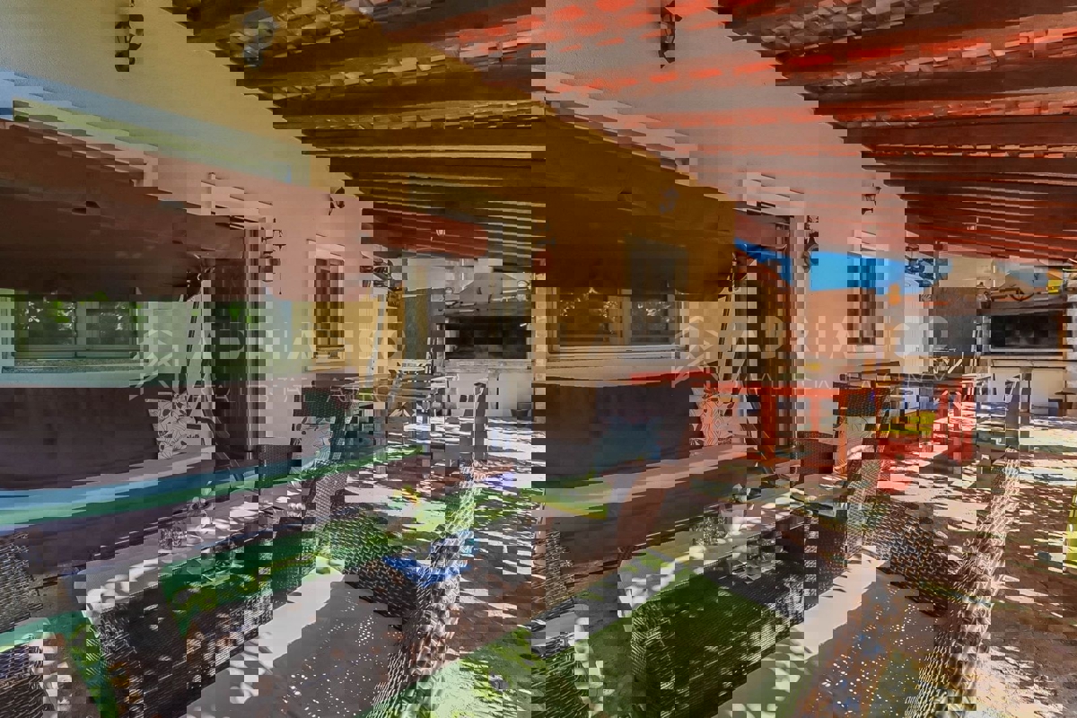 Rovigno, casa a un piano con ampio terreno, a 500 metri dal mare