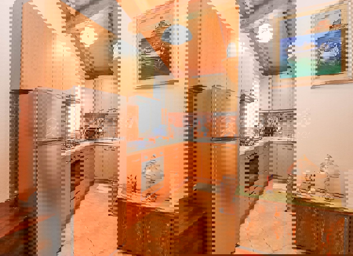 Rovigno, casa a un piano con ampio terreno, a 500 metri dal mare