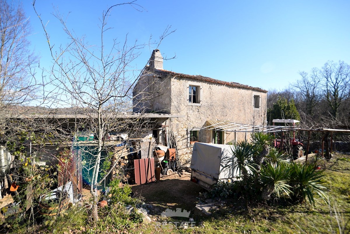 Terreno agricolo con edificabilità familiare legalizzata. Posizione idilliaca in mezzo alla natura, a 6 km dal mare.