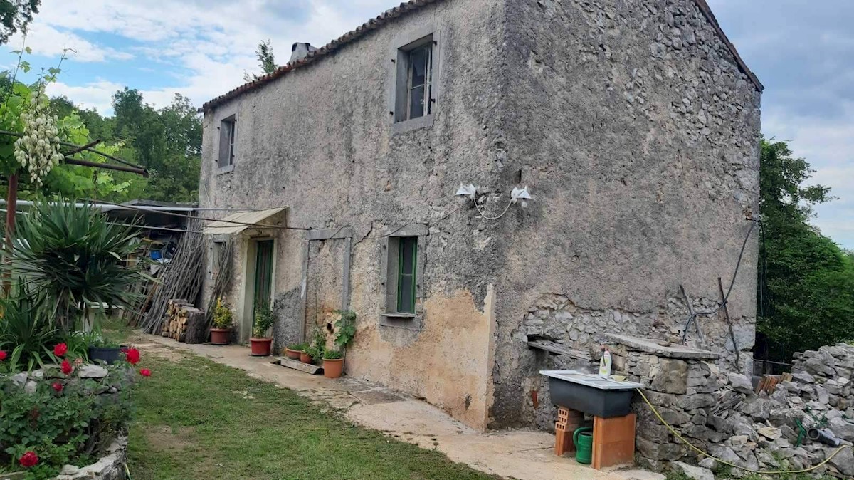 Terreno agricolo con edificabilità familiare legalizzata. Posizione idilliaca in mezzo alla natura, a 6 km dal mare.