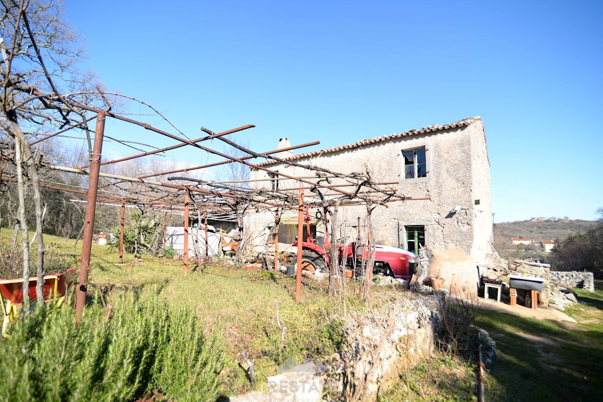 Terreno agricolo con edificabilità familiare legalizzata. Posizione idilliaca in mezzo alla natura, a 6 km dal mare.