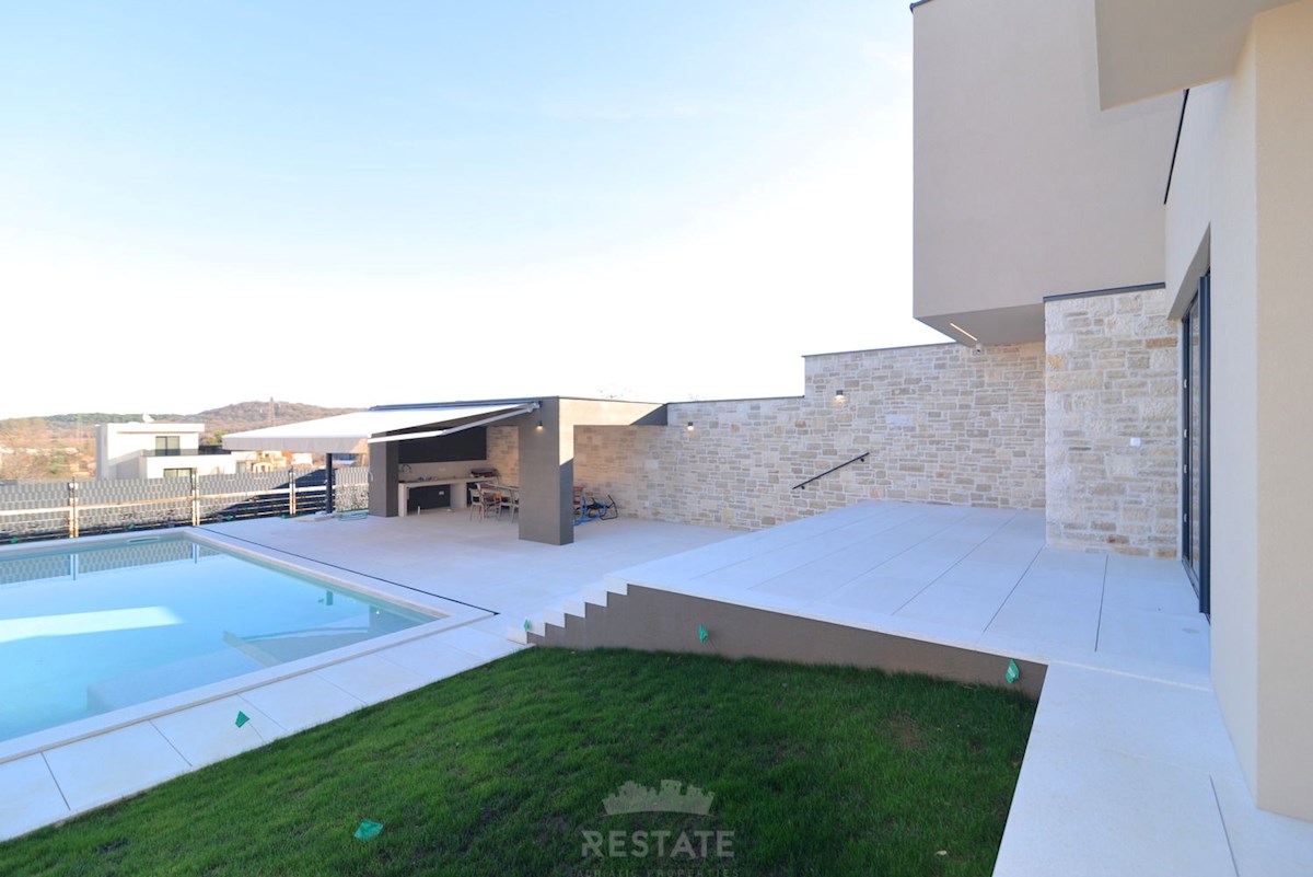 costruzione di alta qualità, casa completamente attrezzata con piscina