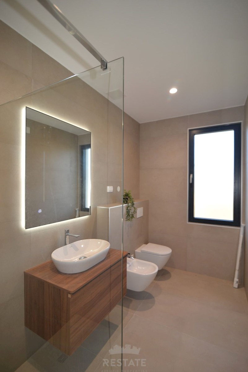 costruzione di alta qualità, casa completamente attrezzata con piscina