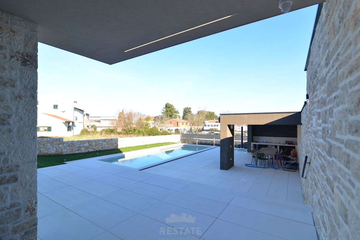 costruzione di alta qualità, casa completamente attrezzata con piscina