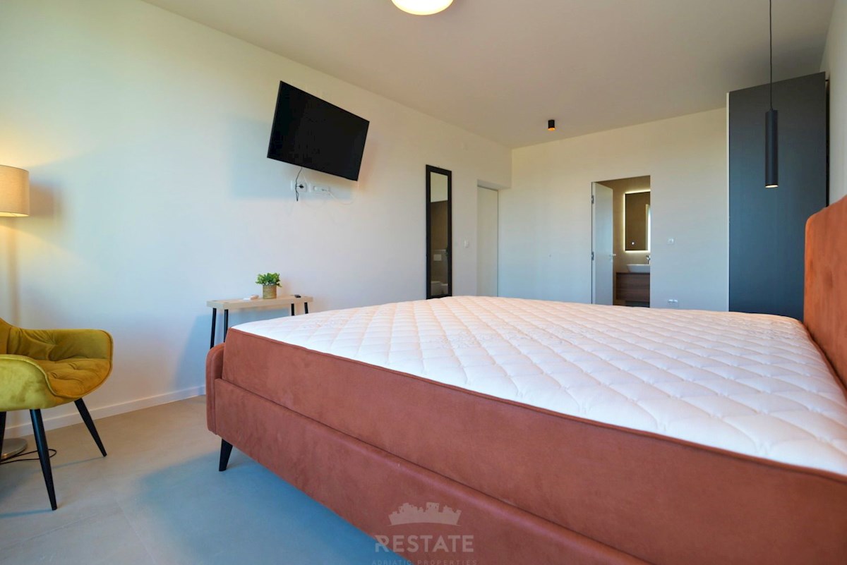 costruzione di alta qualità, casa completamente attrezzata con piscina