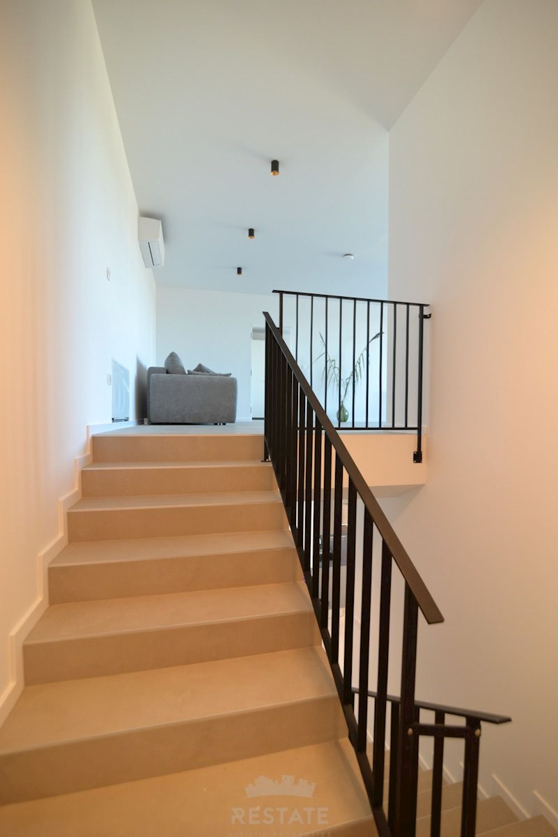 costruzione di alta qualità, casa completamente attrezzata con piscina