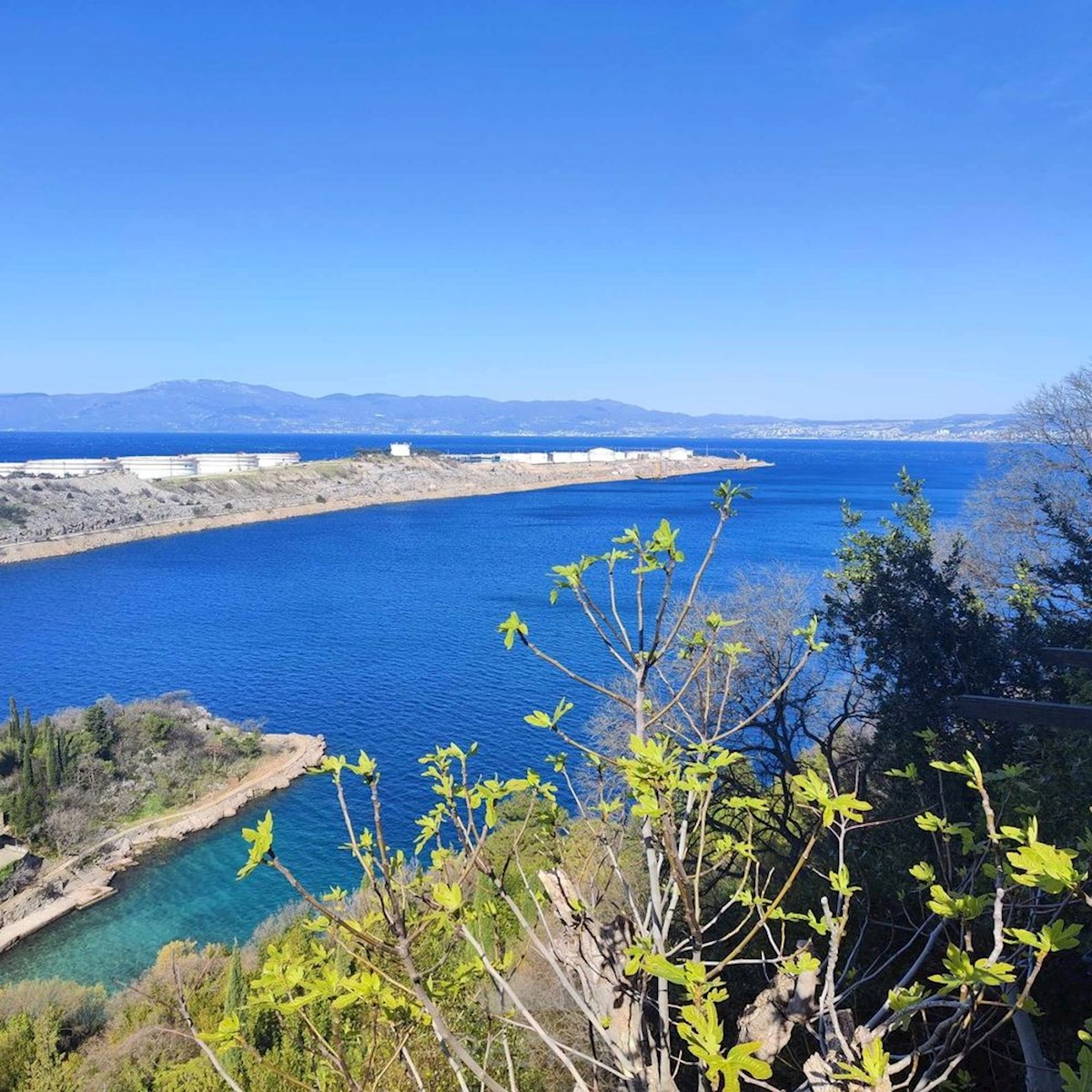 Casa in pietra completamente ristrutturata, arredata, a 150 metri dal mare, con vista sul mare sul Quarnero e sull'Istria