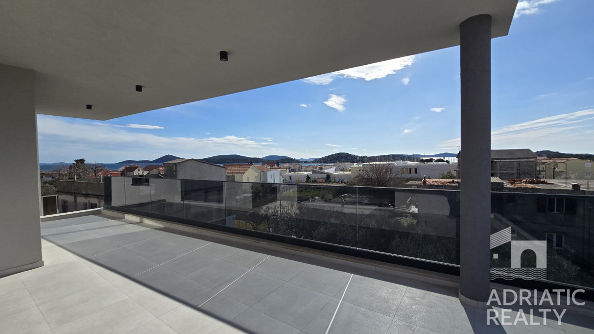 Tribunj, moderno bilocale con due posti auto, vista mare