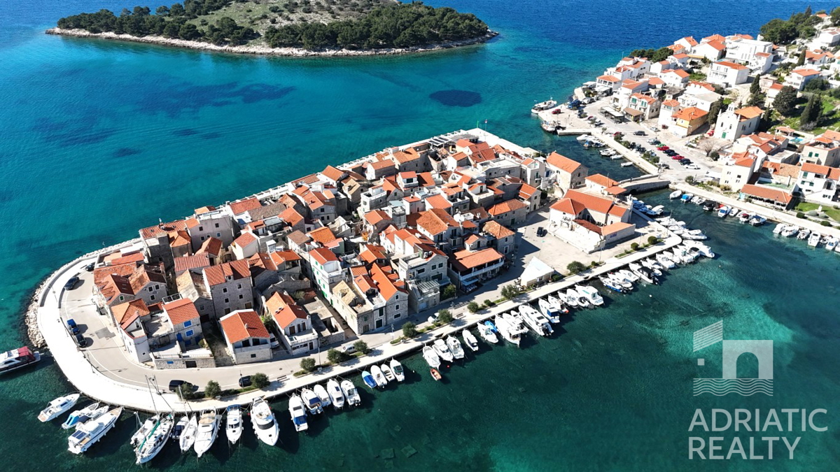 Tribunj, moderno dvosobni stan s dva parkirna mjesta