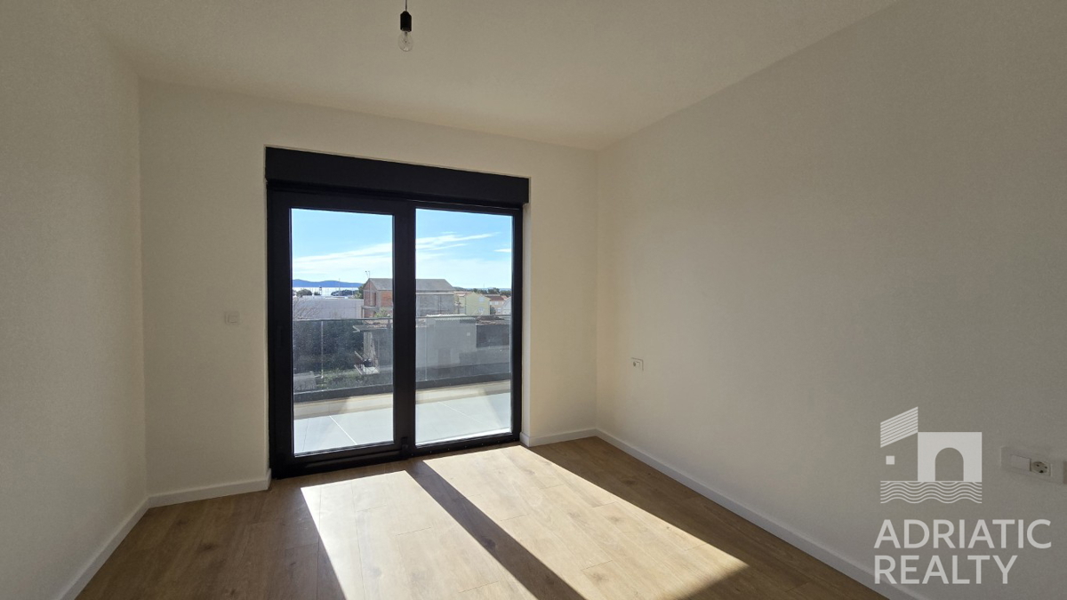 Tribunj, moderno bilocale con due posti auto, vista mare