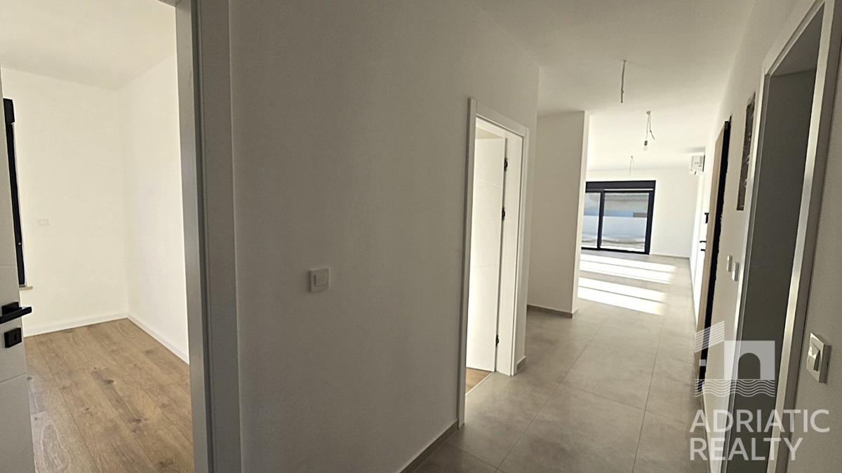 Tribunj, moderno bilocale con due posti auto, vista mare