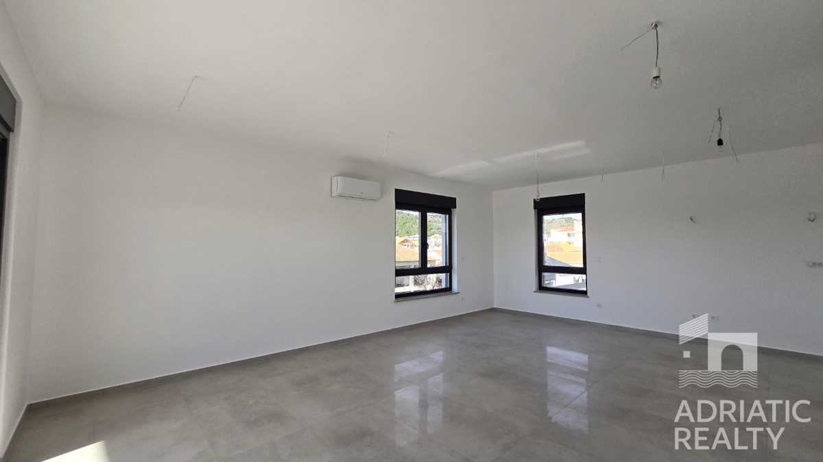 Tribunj, moderno bilocale con due posti auto, vista mare