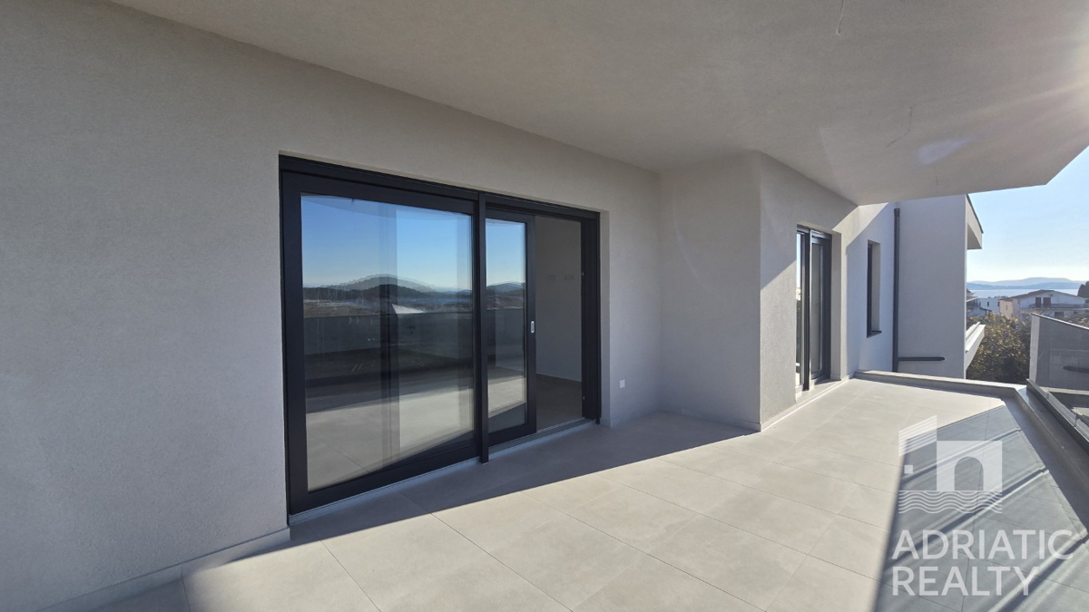 Tribunj, moderno bilocale con due posti auto, vista mare